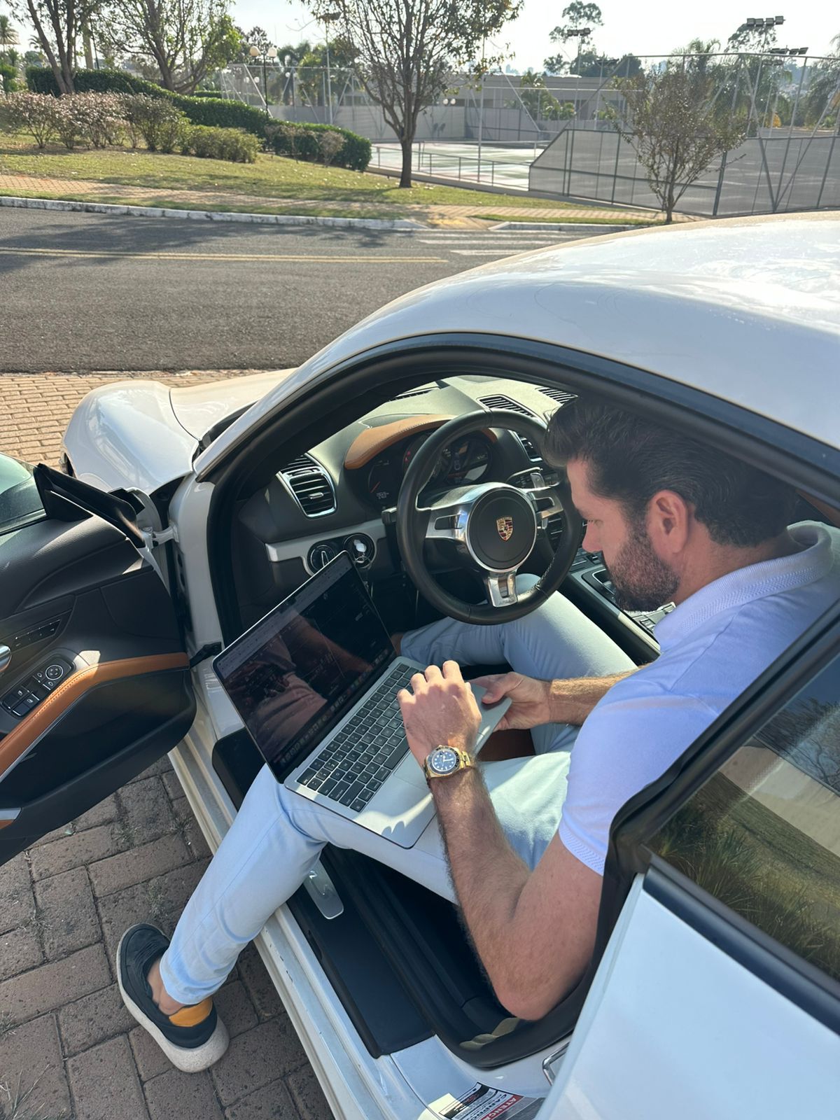 Mentor do Império Invest operando ao vivo de dentro de um Porsche